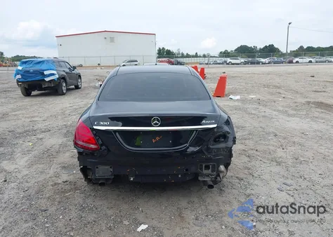 2015 Mercedes-Benz C 300 Luxury 4Matic z USA, uszkodzony, nr VIN 55SWF4KB6FU042101